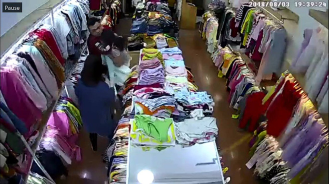 Khởi tố, bắt tạm giam nữ sinh trường điện ảnh và bạn trai đâm nhân viên shop quần áo nhiều nhát - Ảnh 1. Khởi tố, bắt tạm giam nữ sinh trường điện ảnh đâm nhân viên shop quần áo cướp tài sản 1