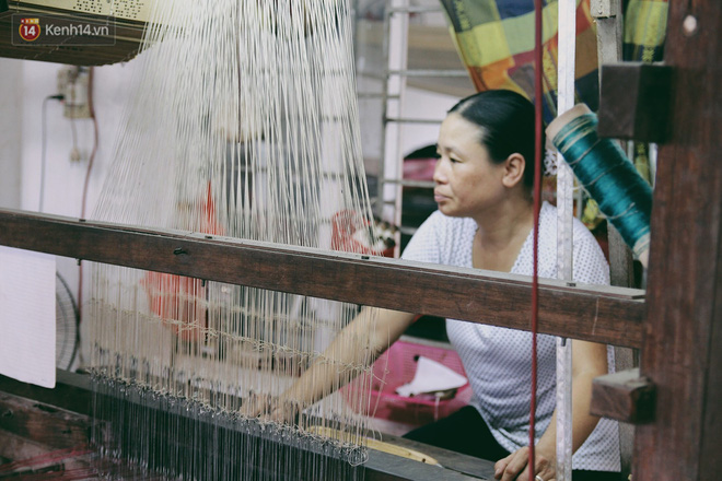 Người phụ nữ Hà Nội đầu tiên dệt lụa từ tơ sen: 4.800 cuống sen cho một chiếc khăn quàng cổ dài 1,7 mét 19
