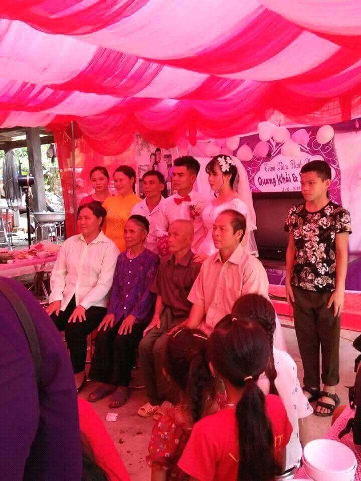 Chụp ảnh cùng gia đình trong đám cưới nhưng lại tạo dáng “chú bộ đội”, nam thanh niên khiến dân mạng chỉ biết ôm bụng mà cười 1