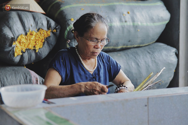 Người phụ nữ Hà Nội đầu tiên dệt lụa từ tơ sen: 4.800 cuống sen cho một chiếc khăn quàng cổ dài 1,7 mét 1