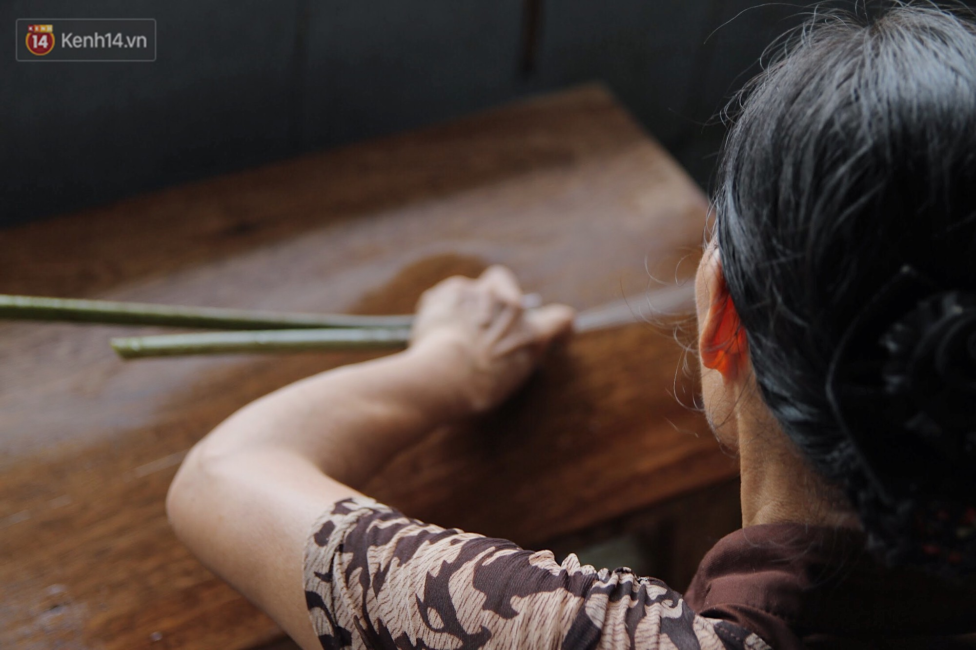 Người phụ nữ Hà Nội đầu tiên dệt lụa từ tơ sen: 4.800 cuống sen cho một chiếc khăn quàng cổ dài 1,7 mét 8
