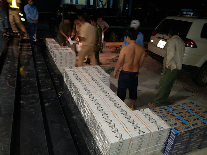 CSGT vây bắt 2 hai anh em ruột cùng 12.800 bao thuốc lá lậu trên 'xế hộp' ở Sài Gòn 1