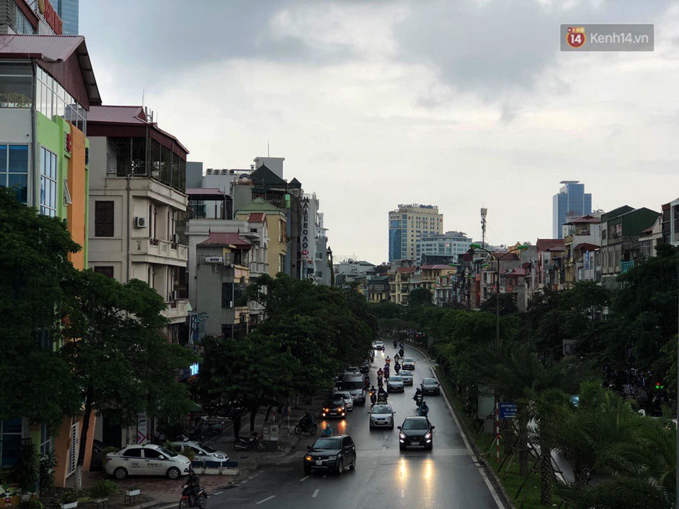 Hà Nội lúc 2 giờ chiều bỗng tối sầm như 6 giờ tối: Ô tô, xe máy phải bật đèn di chuyển trong mưa - Ảnh 3. Hà Nội lúc 2 giờ chiều bỗng tối sầm như 6 giờ tối: Ô tô, xe máy phải bật đèn di chuyển trong mưa 3