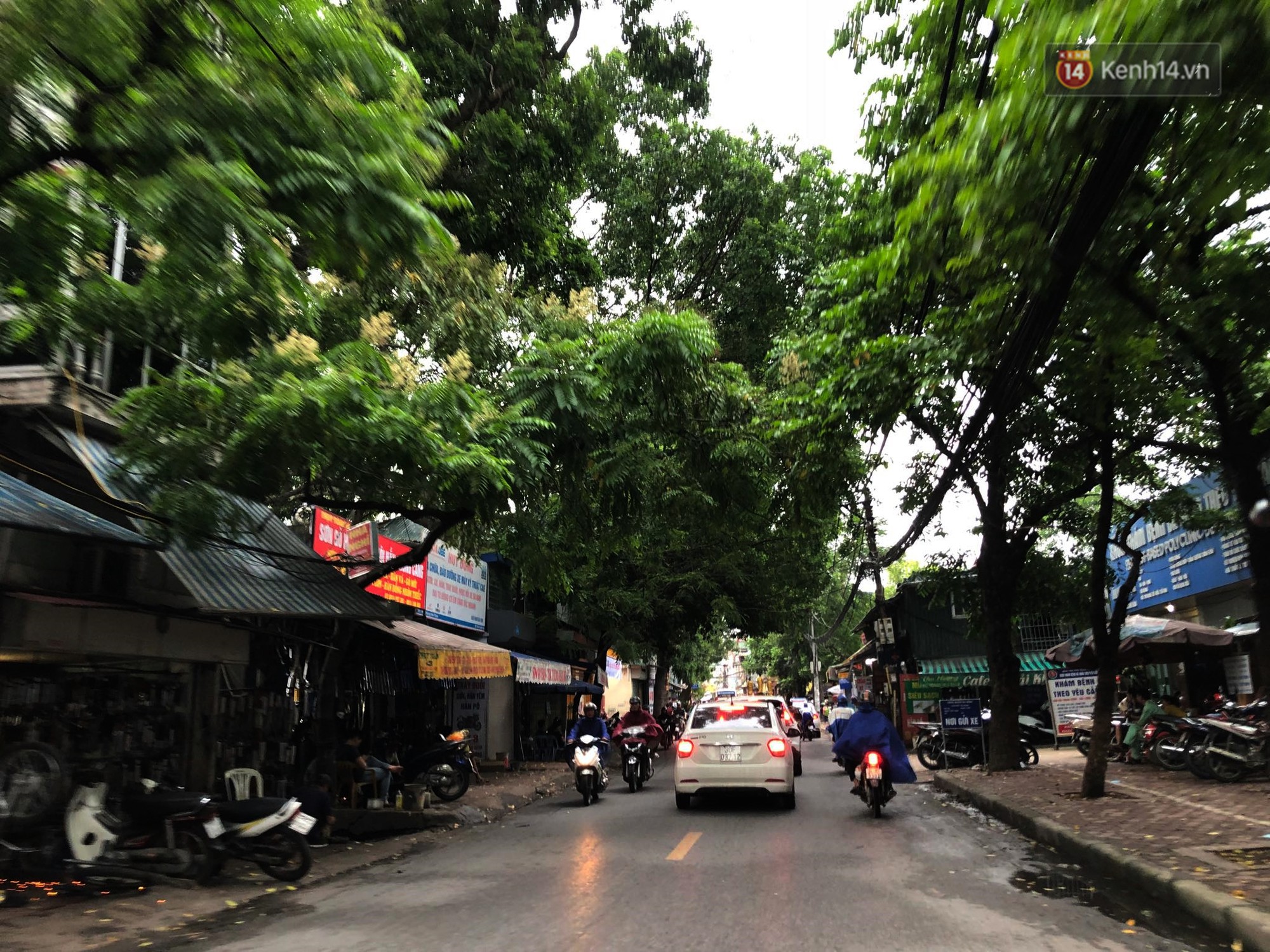 Hà Nội lúc 2 giờ chiều bỗng tối sầm như 6 giờ tối: Ô tô, xe máy phải bật đèn di chuyển trong mưa - Ảnh 8. Hà Nội lúc 2 giờ chiều bỗng tối sầm như 6 giờ tối: Ô tô, xe máy phải bật đèn di chuyển trong mưa 7
