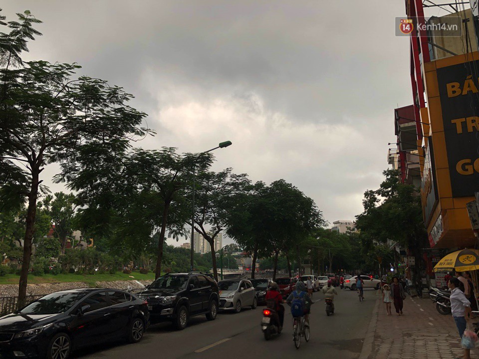 Hà Nội lúc 2 giờ chiều bỗng tối sầm như 6 giờ tối: Ô tô, xe máy phải bật đèn di chuyển trong mưa - Ảnh 7. Hà Nội lúc 2 giờ chiều bỗng tối sầm như 6 giờ tối: Ô tô, xe máy phải bật đèn di chuyển trong mưa 6