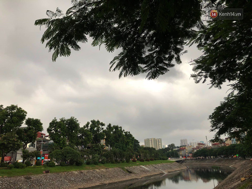 Hà Nội lúc 2 giờ chiều bỗng tối sầm như 6 giờ tối: Ô tô, xe máy phải bật đèn di chuyển trong mưa - Ảnh 1. Hà Nội lúc 2 giờ chiều bỗng tối sầm như 6 giờ tối: Ô tô, xe máy phải bật đèn di chuyển trong mưa 1