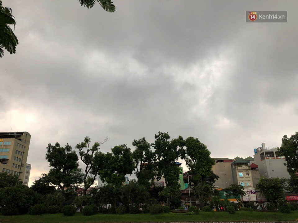 Hà Nội lúc 2 giờ chiều bỗng tối sầm như 6 giờ tối: Ô tô, xe máy phải bật đèn di chuyển trong mưa - Ảnh 6. Hà Nội lúc 2 giờ chiều bỗng tối sầm như 6 giờ tối: Ô tô, xe máy phải bật đèn di chuyển trong mưa 5