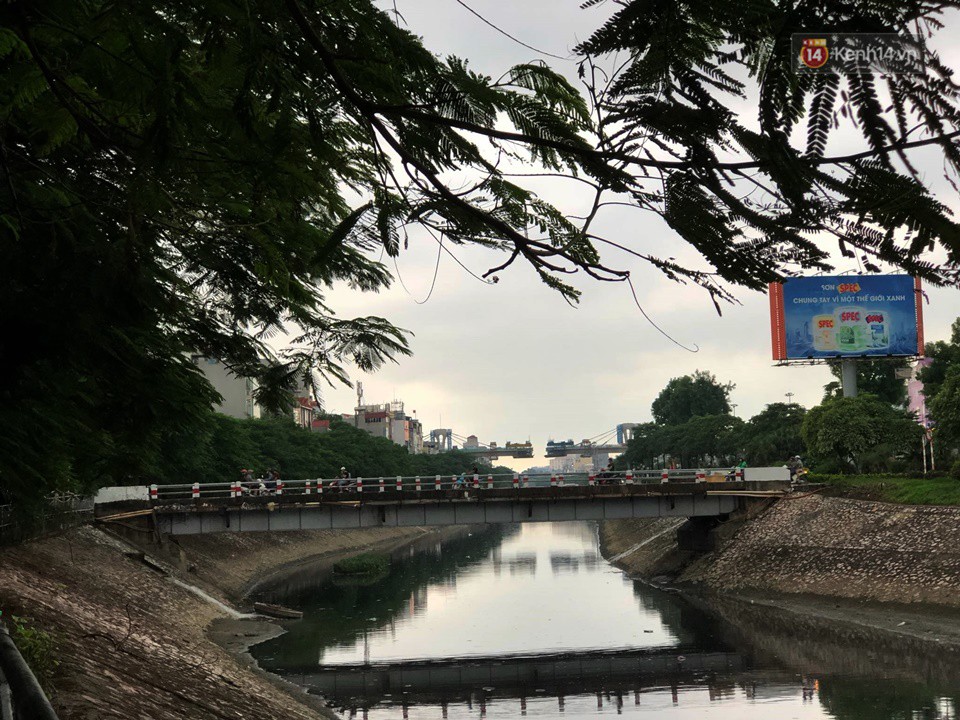 Hà Nội lúc 2 giờ chiều bỗng tối sầm như 6 giờ tối: Ô tô, xe máy phải bật đèn di chuyển trong mưa - Ảnh 5. Hà Nội lúc 2 giờ chiều bỗng tối sầm như 6 giờ tối: Ô tô, xe máy phải bật đèn di chuyển trong mưa 4