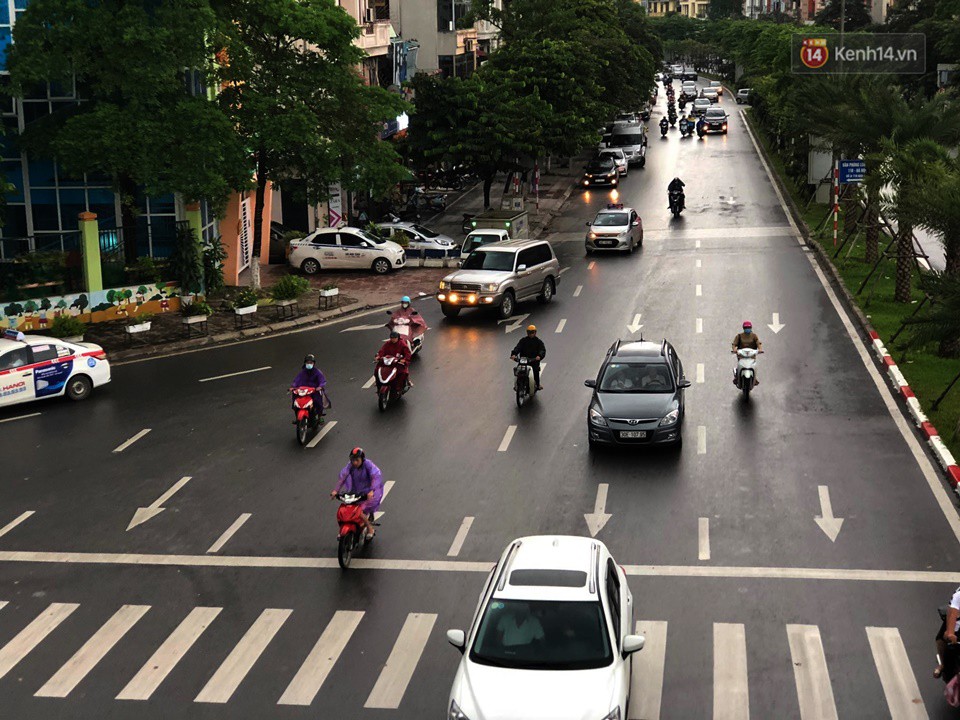 Hà Nội lúc 2 giờ chiều bỗng tối sầm như 6 giờ tối: Ô tô, xe máy phải bật đèn di chuyển trong mưa - Ảnh 2. Hà Nội lúc 2 giờ chiều bỗng tối sầm như 6 giờ tối: Ô tô, xe máy phải bật đèn di chuyển trong mưa 2