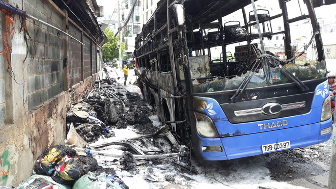 Xe khách Việt Thắng bốc cháy dữ dội giữa trưa, cả khu phố náo loạn ở Sài Gòn 2