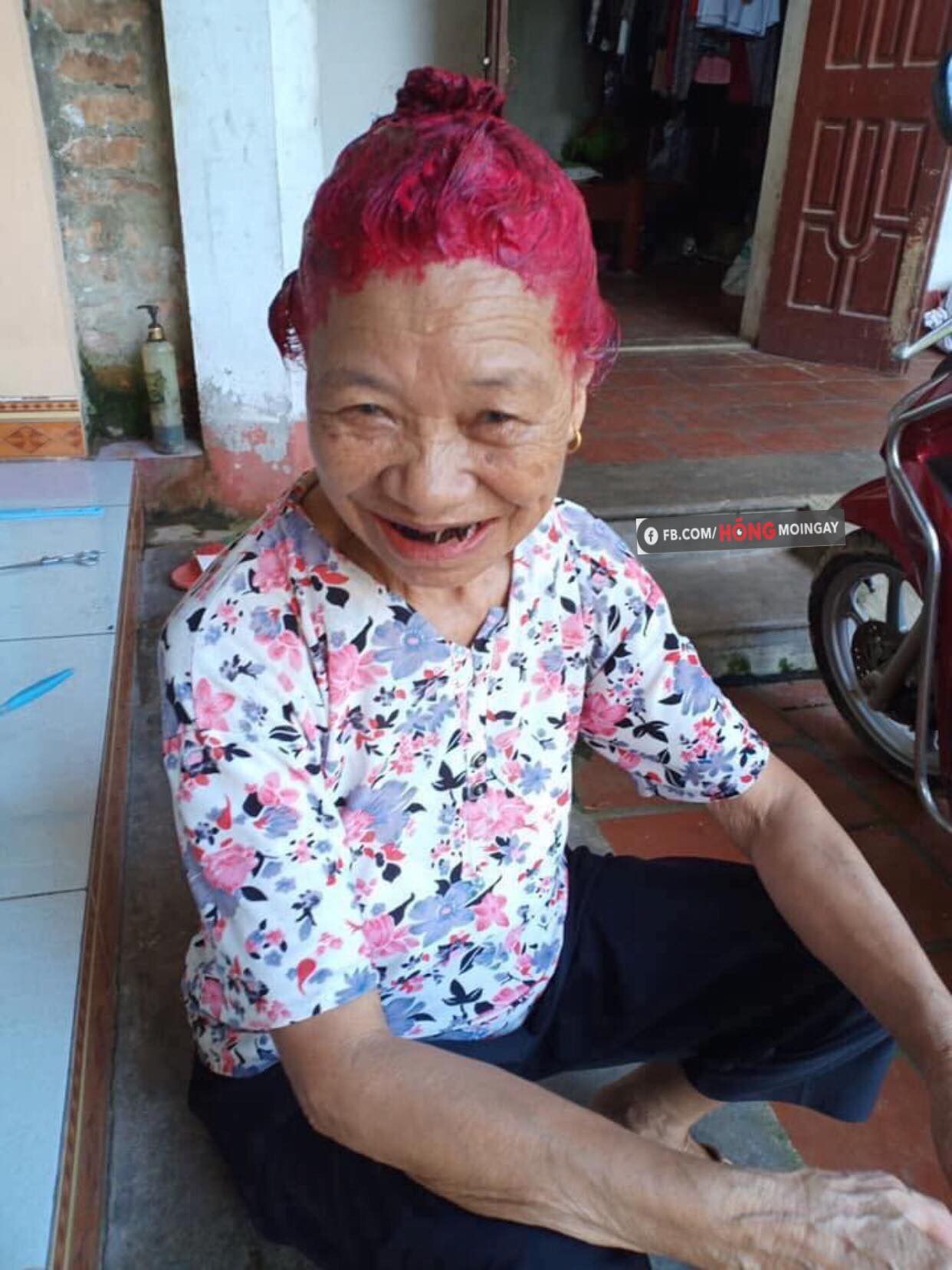 Cụ bà có mái tóc chất nhất MXH với màu tím hồng mộng mơ - Ảnh 1. Cụ bà có mái tóc chất nhất MXH với màu tím hồng mộng mơ 1