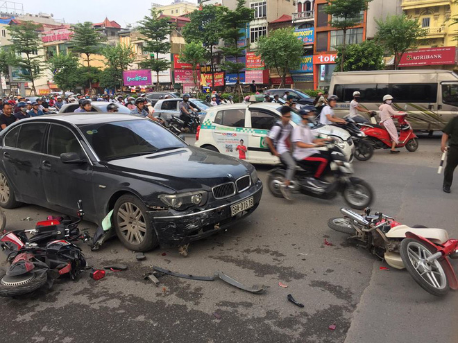 Nữ tài xế điều khiển xe BMW đâm liên hoàn trên phố Hà Nội, một người bị thương - Ảnh 2. Nữ tài xế điều khiển xe BMW đâm liên hoàn trên phố Hà Nội, một người bị thương 1