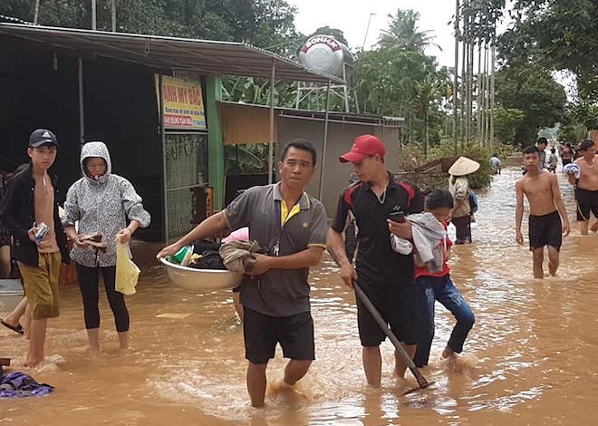Trời nắng nóng, lũ vẫn cuộn về nuốt nóc nhà dân ở Nghệ An - Ảnh 11. Trời nắng nóng, lũ vẫn cuộn về 'nuốt' nóc nhà dân ở Nghệ An 11