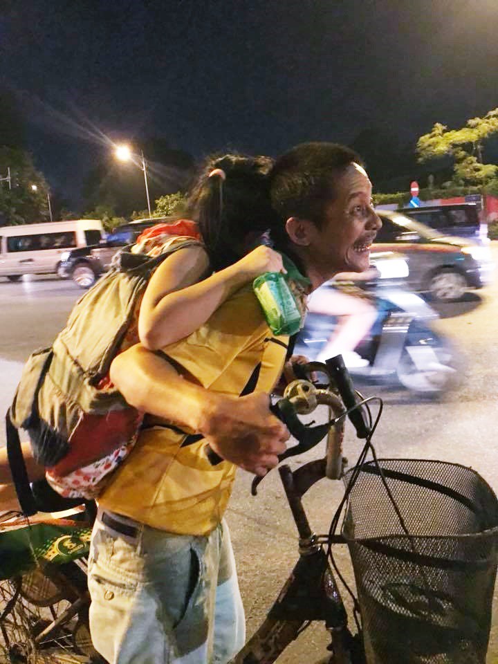Hình ảnh cha nghèo cõng cả thế giới là cô con gái nhỏ đi nhặt rác, mưu sinh trên phố Hà Nội khiến nhiều người cảm động - Ảnh 2. Hình ảnh cha nghèo cõng 'cả thế giới' là cô con gái nhỏ đi nhặt rác, mưu sinh trên phố Hà Nội khiến nhiều người cảm động 2