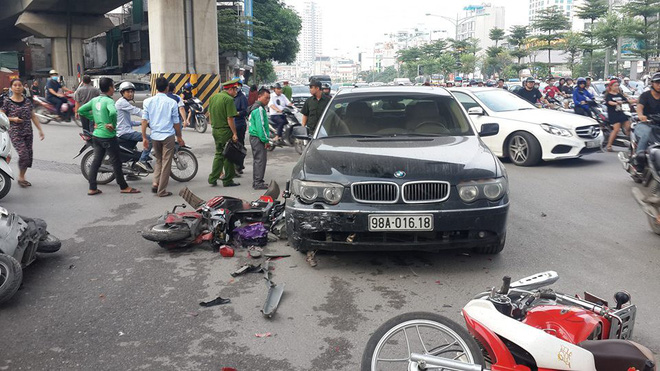 Vụ BMW đâm liên hoàn trước cổng Royal City: Nữ tài xế khai do vướng quai giày cao gót - Ảnh 1. Vụ BMW đâm liên hoàn trước cổng Royal City: Nữ tài xế khai do vướng quai giày cao gót 1