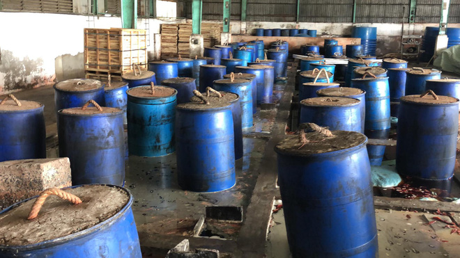 Phát hiện quy trình sơ chế ớt lẫn ruồi, gián ở Sài Gòn - Ảnh 1. Phát hiện quy trình sơ chế ớt lẫn ruồi, gián ở Sài Gòn 2