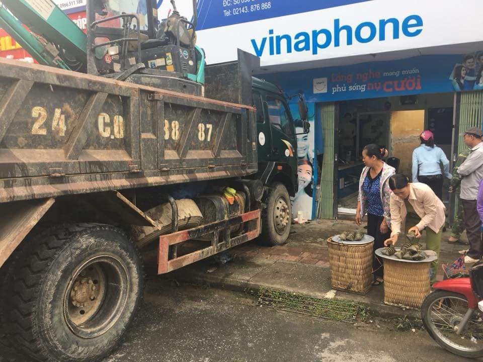 Xe tải không người lái đâm thủng tường trung tâm Vinaphone do tài xế đi ăn sáng không tắt máy - Ảnh 1. Xe tải không người lái đâm thủng tường trung tâm Vinaphone do tài xế đi ăn sáng không tắt máy 1