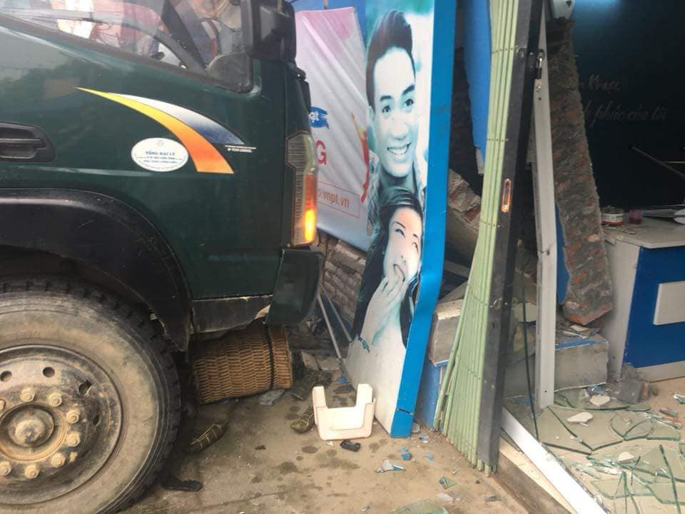 Xe tải không người lái đâm thủng tường trung tâm Vinaphone do tài xế đi ăn sáng không tắt máy - Ảnh 3. Xe tải không người lái đâm thủng tường trung tâm Vinaphone do tài xế đi ăn sáng không tắt máy 3