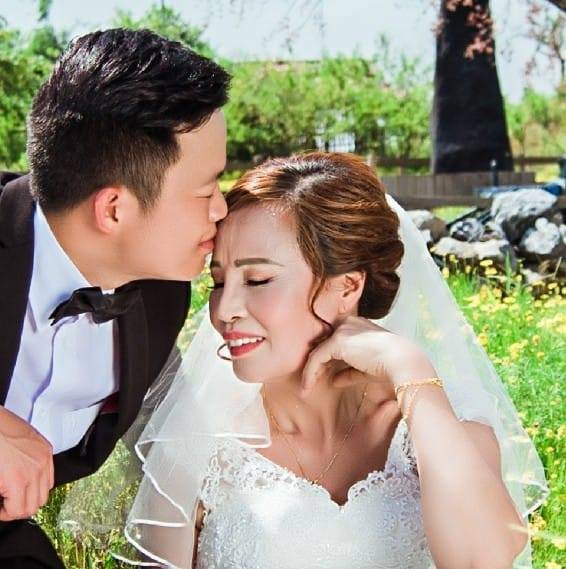 Cô dâu 61 ôm chặt chú rể 26 tuổi hạnh phúc tuyển bố trước thềm đám cưới: Tôi chuẩn bị là cô dâu trẻ và xinh đẹp nhất thế giới - Ảnh 4. Cô dâu 62 ôm chặt chú rể 26 tuổi hạnh phúc trước thềm đám cưới: 'Tôi chuẩn bị là cô dâu trẻ và xinh đẹp nhất thế giới' 4