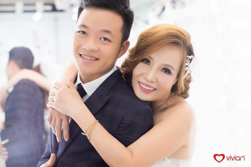 Cô dâu 61 ôm chặt chú rể 26 tuổi hạnh phúc tuyển bố trước thềm đám cưới: Tôi chuẩn bị là cô dâu trẻ và xinh đẹp nhất thế giới - Ảnh 1. Cô dâu 62 ôm chặt chú rể 26 tuổi hạnh phúc trước thềm đám cưới: 'Tôi chuẩn bị là cô dâu trẻ và xinh đẹp nhất thế giới' 1