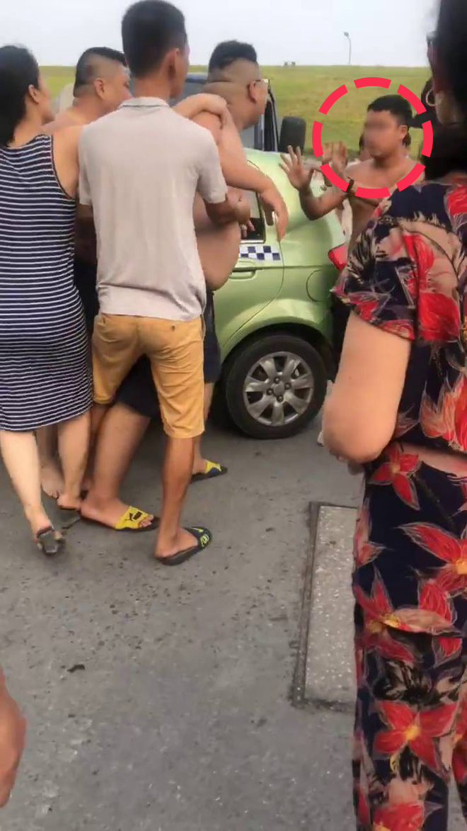 Hà Nội: Hung hăng dọa nạt sau va chạm giao thông, tài xế taxi xăm trổ bị 'phản dame' bởi 2 thanh niên to béo như võ sĩ sumo 3