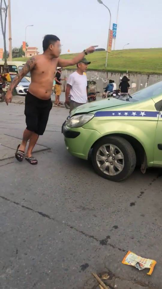 Hà Nội: Hung hăng dọa nạt sau va chạm giao thông, tài xế taxi xăm trổ bị phản dame bởi 2 thanh niên to béo như võ sĩ sumo - Ảnh 1. Hà Nội: Hung hăng dọa nạt sau va chạm giao thông, tài xế taxi xăm trổ bị 'phản dame' bởi 2 thanh niên to béo như võ sĩ sumo 1