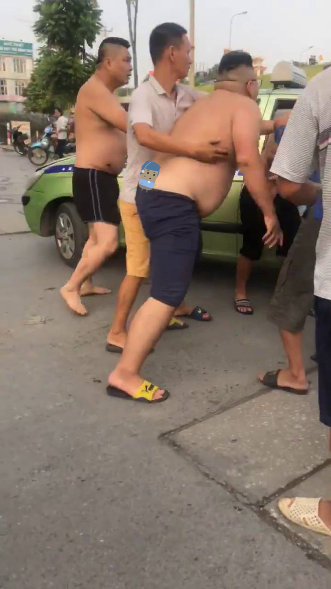 Hà Nội: Hung hăng dọa nạt sau va chạm giao thông, tài xế taxi xăm trổ bị 'phản dame' bởi 2 thanh niên to béo như võ sĩ sumo 2