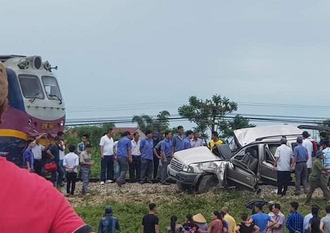 Về quê thắp hương ngày rằm, ô tô 7 chỗ bị tàu hỏa tông, 2 người tử vong tại chỗ - Ảnh 1. Về quê thắp hương ngày rằm, ô tô 7 chỗ bị tàu hỏa tông, 2 người tử vong tại chỗ 1