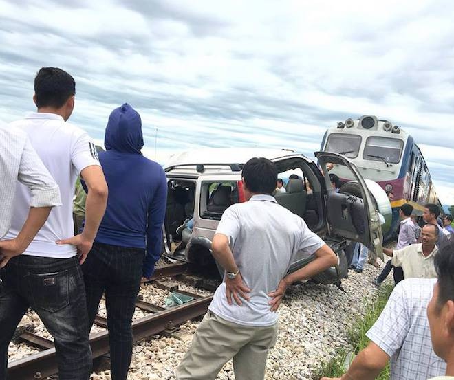 Về quê thắp hương ngày rằm, ô tô 7 chỗ bị tàu hỏa tông, 2 người tử vong tại chỗ - Ảnh 6. Về quê thắp hương ngày rằm, ô tô 7 chỗ bị tàu hỏa tông, 2 người tử vong tại chỗ 6