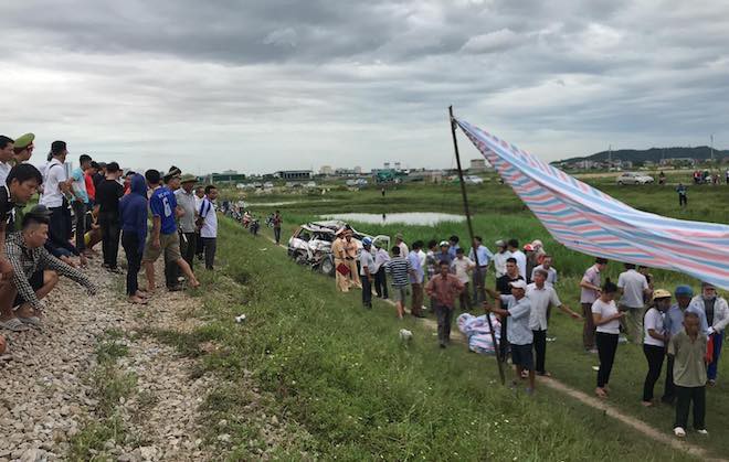 Về quê thắp hương ngày rằm, ô tô 7 chỗ bị tàu hỏa tông, 2 người tử vong tại chỗ - Ảnh 4. Về quê thắp hương ngày rằm, ô tô 7 chỗ bị tàu hỏa tông, 2 người tử vong tại chỗ 4