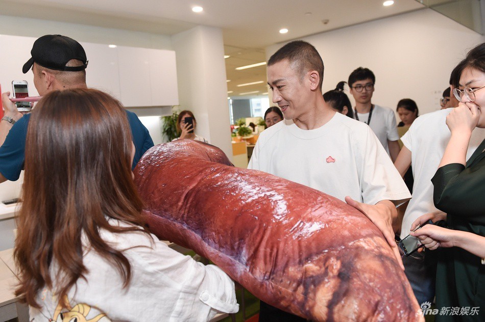 Phải ôm gối hình móng giò, Hoàng Thượng Nhiếp Viễn dở khóc dở cười vì lý do sâu xa này - Ảnh 3. Phải ôm gối hình móng giò, 'Hoàng Thượng' Nhiếp Viễn dở khóc dở cười vì lý do sâu xa này 3