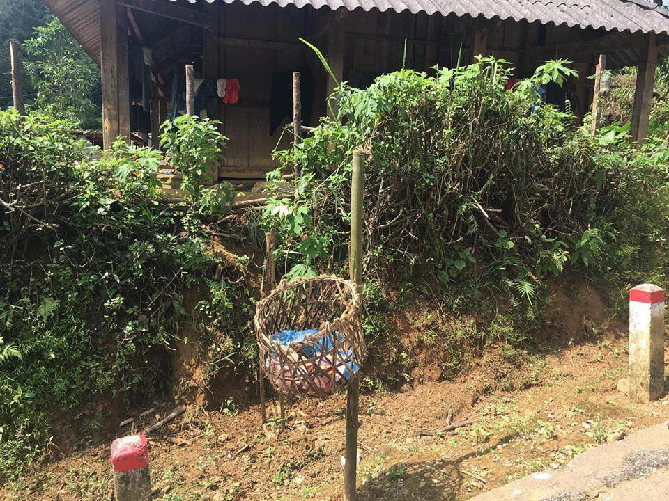 Góc ý thức: Cả một con đường sạch bong ở Lai Châu, nhà nào cũng có một sọt rác xinh xinh treo ngoài cổng - Ảnh 3. Góc ý thức: Cả một con đường sạch bong ở Lai Châu, nhà nào cũng có một sọt rác xinh xinh treo ngoài cổng 3