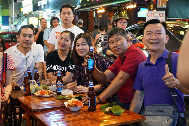 Người nước ngoài uống bia cổ vũ cho U23 Việt Nam ở Sài Gòn - Ảnh 10. Người nước ngoài uống bia cổ vũ cho U23 Việt Nam ở Sài Gòn 10