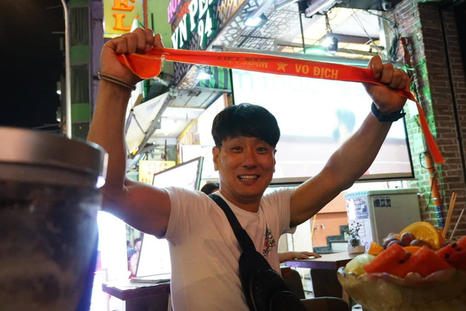 Người nước ngoài uống bia cổ vũ cho U23 Việt Nam ở Sài Gòn - Ảnh 9. Người nước ngoài uống bia cổ vũ cho U23 Việt Nam ở Sài Gòn 9