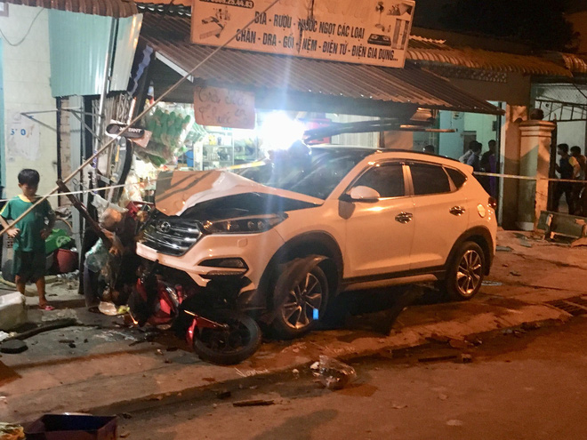 Tránh hai học sinh qua đường, ô tô tông 4 xe máy khiến 2 người tử vong - Ảnh 2. Tránh hai học sinh qua đường, ô tô tông 4 xe máy khiến 2 người tử vong 2