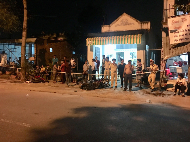 Tránh hai học sinh qua đường, ô tô tông 4 xe máy khiến 2 người tử vong - Ảnh 5. Tránh hai học sinh qua đường, ô tô tông 4 xe máy khiến 2 người tử vong 5
