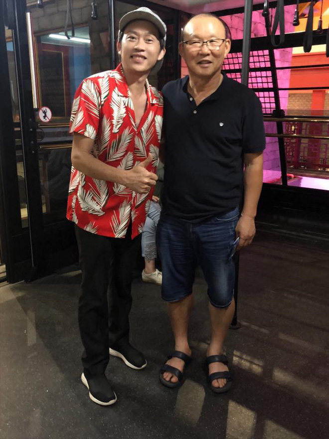 Hoài Linh, Hari Won và các sao Việt phát cuồng vì HLV Park Hang- seo - Ảnh 1. Hoài Linh, Hari Won và các sao Việt phát cuồng vì HLV Park Hang- seo 1