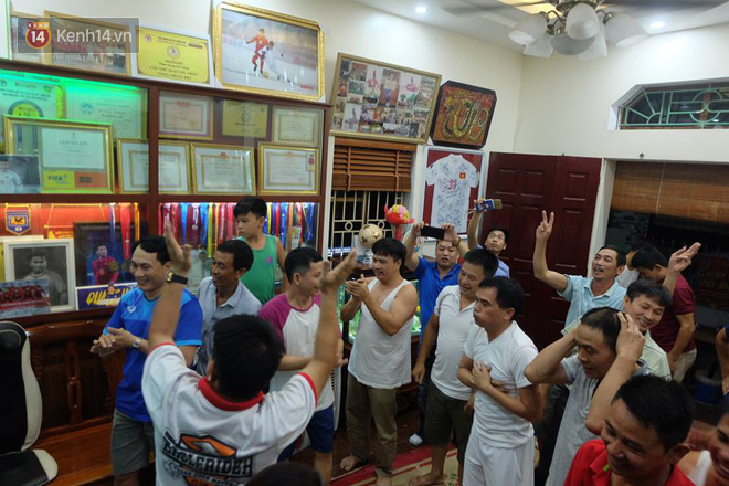 Mẹ Quang Hải chắp tay cầu nguyện khi thấy con đổ máu trên sân: Đau không, đứng dậy đi con... - Ảnh 5. Mẹ Quang Hải chắp tay cầu nguyện khi thấy con đổ máu trên sân: 'Đau không, đứng dậy đi con...' 5