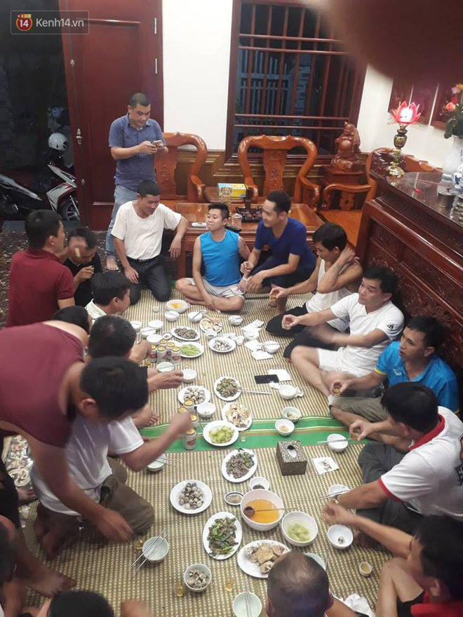 Mẹ Quang Hải chắp tay cầu nguyện khi thấy con đổ máu trên sân: Đau không, đứng dậy đi con... - Ảnh 6. Mẹ Quang Hải chắp tay cầu nguyện khi thấy con đổ máu trên sân: 'Đau không, đứng dậy đi con...' 6