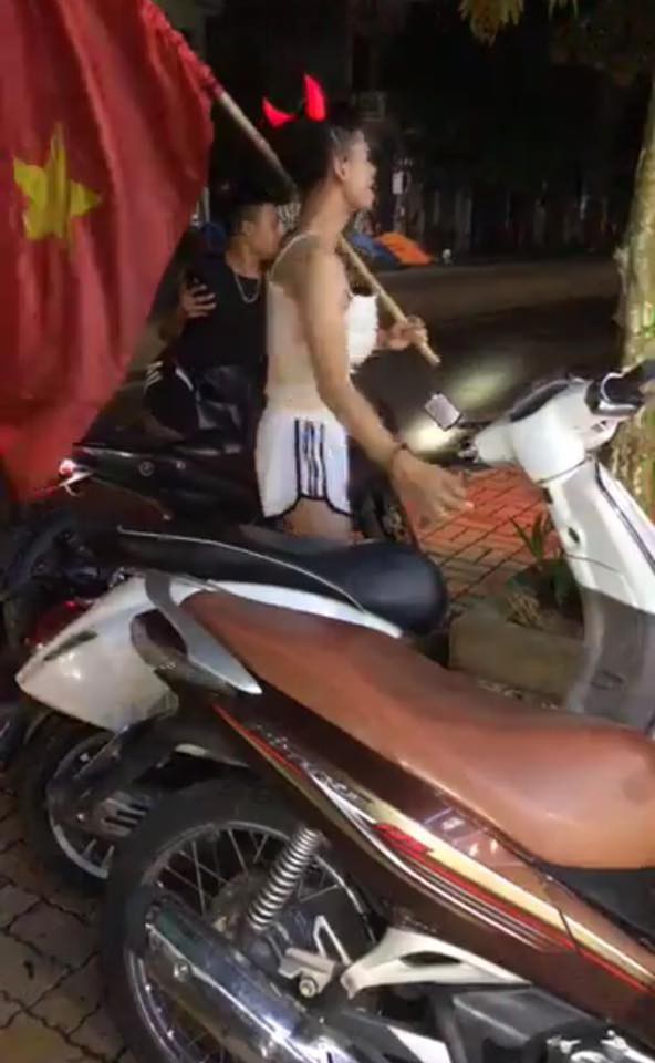 Nhóm thanh niên vai u thịt bắp sẵn sàng mặc váy và bikini xuống đường ăn mừng đội nhà thắng tứ kết ASIAD - Ảnh 7. Nhóm thanh niên vai u thịt bắp sẵn sàng mặc váy và bikini xuống đường ăn mừng đội nhà thắng tứ kết ASIAD 7