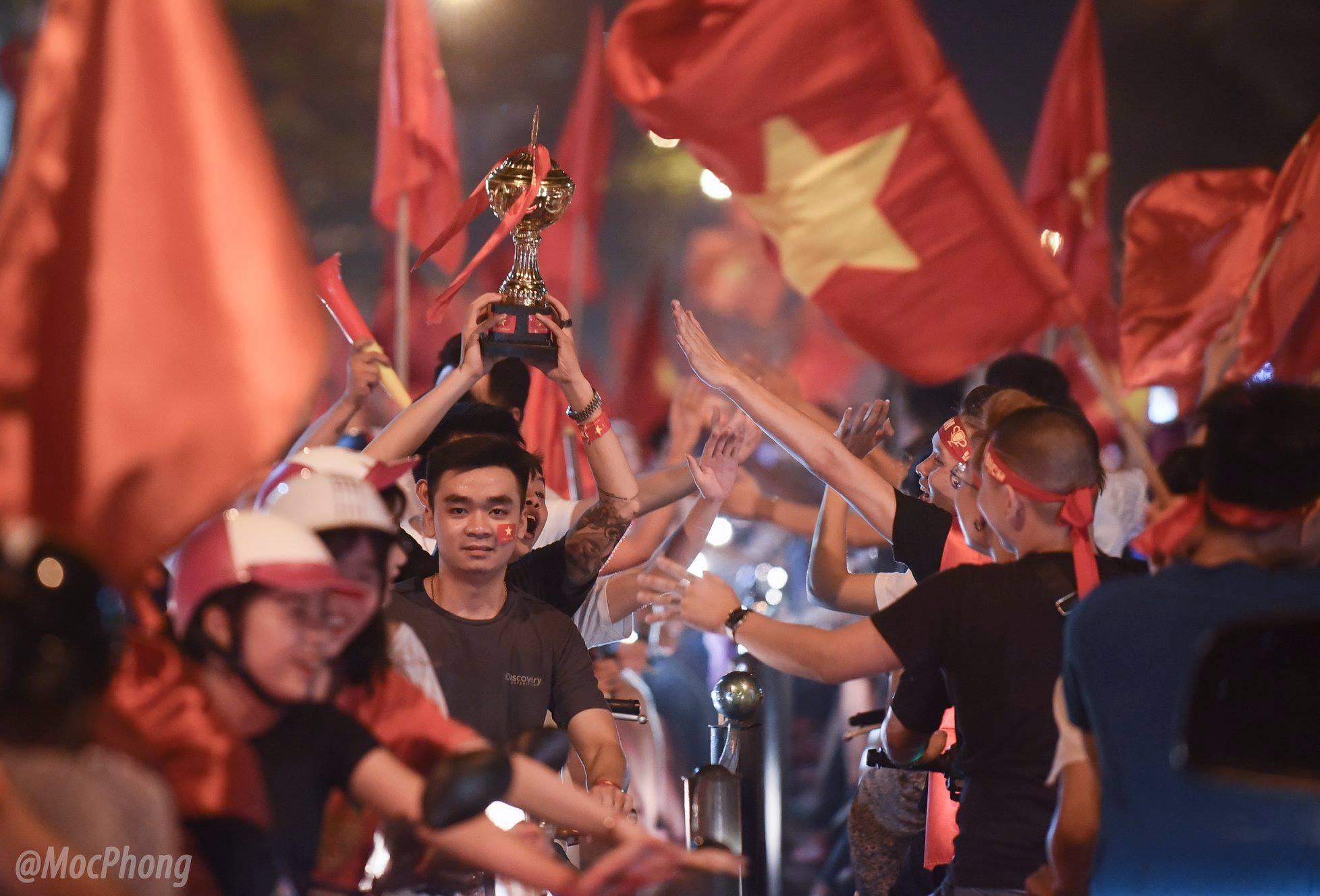 Chùm ảnh: Cái chạm tay của những người lạ nhưng cùng tình yêu bóng đá sau chiến thắng nghẹt thở của Olympic Việt Nam - Ảnh 7. Chùm ảnh: Cái chạm tay của 'những người lạ' nhưng cùng tình yêu bóng đá sau chiến thắng nghẹt thở của Olympic Việt Nam 9