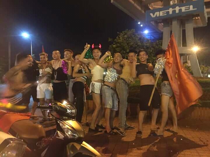 Nhóm thanh niên vai u thịt bắp sẵn sàng mặc váy và bikini xuống đường ăn mừng đội nhà thắng tứ kết ASIAD - Ảnh 5. Nhóm thanh niên vai u thịt bắp sẵn sàng mặc váy và bikini xuống đường ăn mừng đội nhà thắng tứ kết ASIAD 5