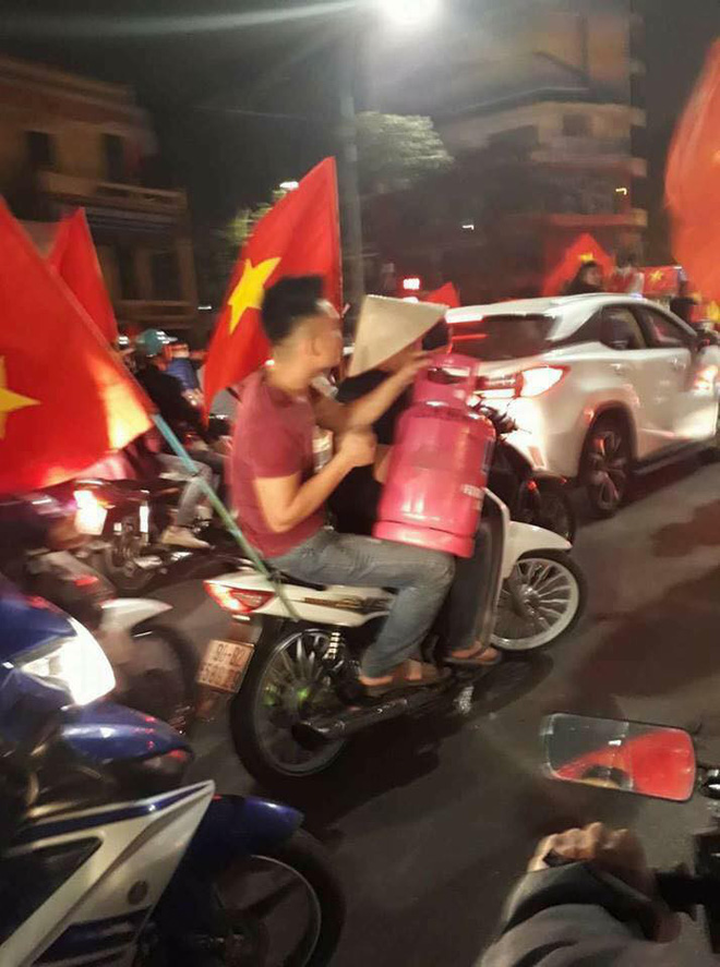 Dân Việt Nam và tình yêu với bóng đá: không đứng thứ nhất thì cũng phải về nhì cái Trái Đất này! 16