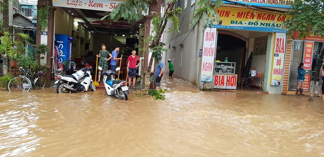 Kho hàng siêu thị ở Sơn La bị lũ cuốn, người dân bất chấp nước chảy siết lao ra vớt - Ảnh 7. Kho hàng siêu thị ở Sơn La bị lũ cuốn, người dân bất chấp nước chảy siết lao ra vớt 6