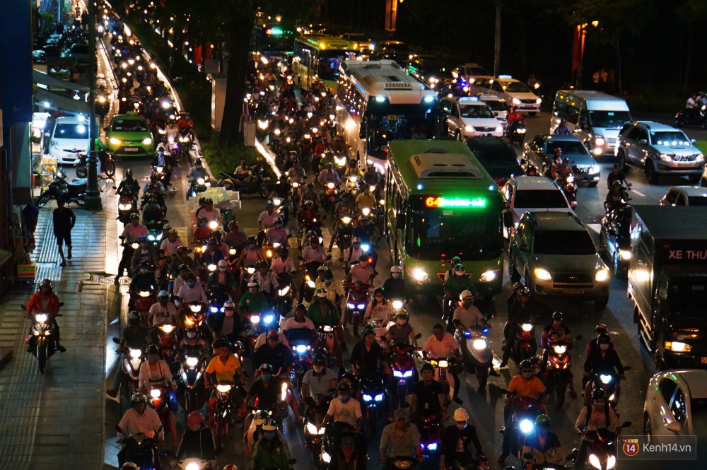 Kẹt xe kinh hoàng trên đường vào sân bay Tân Sơn Nhất, người dân bỏ ô tô bắt xe ôm để kịp giờ check-in 18