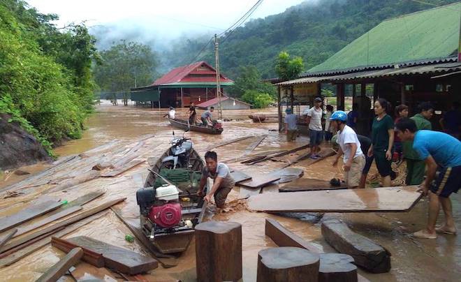 Nước lũ dâng cao 3-4 mét, người dân leo lên nóc nhà thoát chết - Ảnh 13. Nước lũ dâng cao 3-4 mét, người dân leo lên nóc nhà thoát chết 13