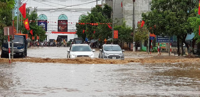 Kho hàng siêu thị ở Sơn La bị lũ cuốn, người dân bất chấp nước chảy siết lao ra vớt - Ảnh 5. Kho hàng siêu thị ở Sơn La bị lũ cuốn, người dân bất chấp nước chảy siết lao ra vớt 4