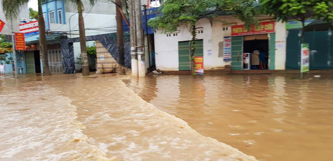 Kho hàng siêu thị ở Sơn La bị lũ cuốn, người dân bất chấp nước chảy siết lao ra vớt - Ảnh 8. Kho hàng siêu thị ở Sơn La bị lũ cuốn, người dân bất chấp nước chảy siết lao ra vớt 7
