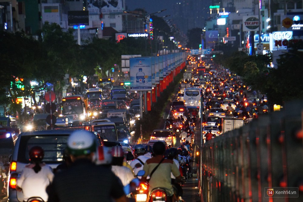 Kẹt xe kinh hoàng trên đường vào sân bay Tân Sơn Nhất, người dân bỏ ô tô bắt xe ôm để kịp giờ check-in 17