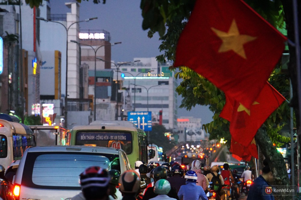 Kẹt xe kinh hoàng trên đường vào sân bay Tân Sơn Nhất, người dân bỏ ô tô bắt xe ôm để kịp giờ check-in - Ảnh 14. Kẹt xe kinh hoàng trên đường vào sân bay Tân Sơn Nhất, người dân bỏ ô tô bắt xe ôm để kịp giờ check-in 16